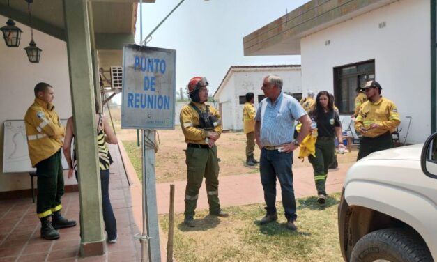 Continúa la asistencia a brigadistas que trabajan para apagar el fuego en Orán