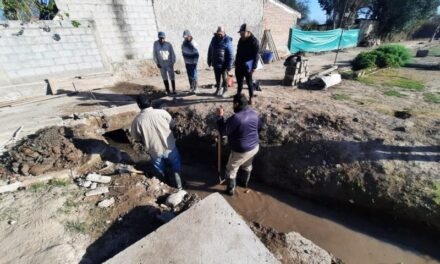 Cerrillos: Recursos Hídricos intervino en la normalización de un canal de riego obstruido