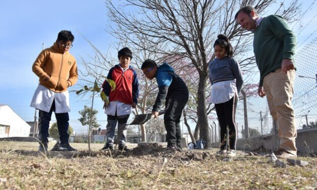Niños de la zona sudeste de la ciudad conocieron los beneficios que brindan los árboles