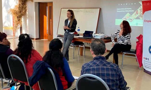 Artesanos, emprendedores y organizaciones culturales se capacitaron en cooperativismo