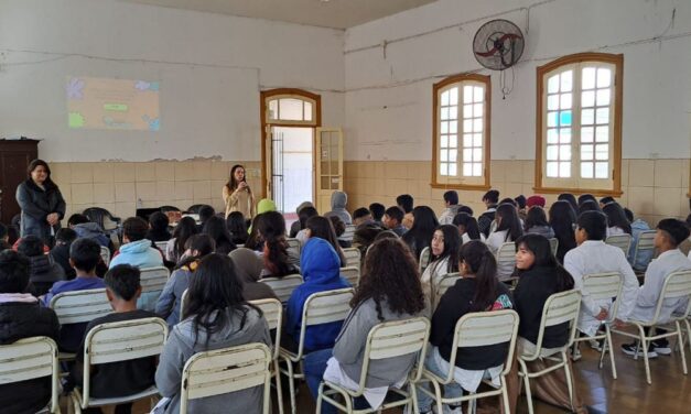 Profesionales de Enreja capacitaron a estudiantes sobre la problemática de la ludopatía en adolescentes