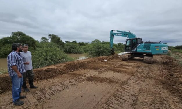 El Gobierno trabaja en el alteo del terraplén de contención del río Pilcomayo