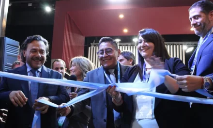 Gustavo Sáenz inauguró el stand de Salta en la feria Arminera