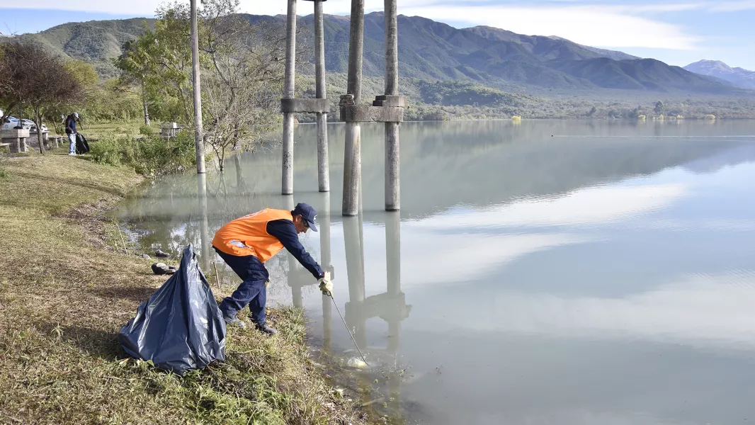Dique Las Lomitas: realizaron la limpieza del cuerpo de agua y sus alrededores