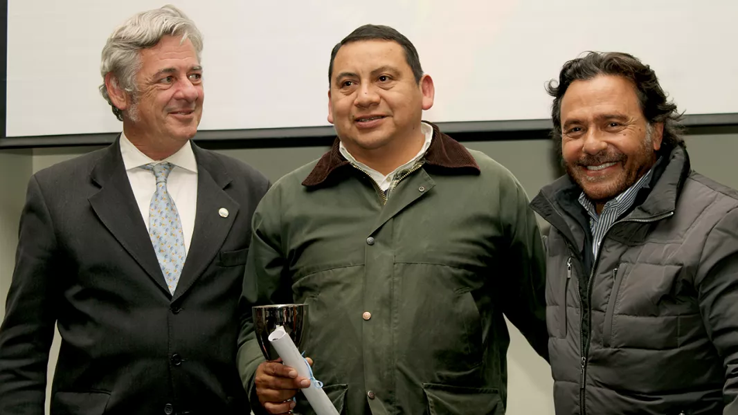 Con la presencia del gobernador Sáenz se premió la excelencia artesanal salteña en la Expo Rural de Palermo