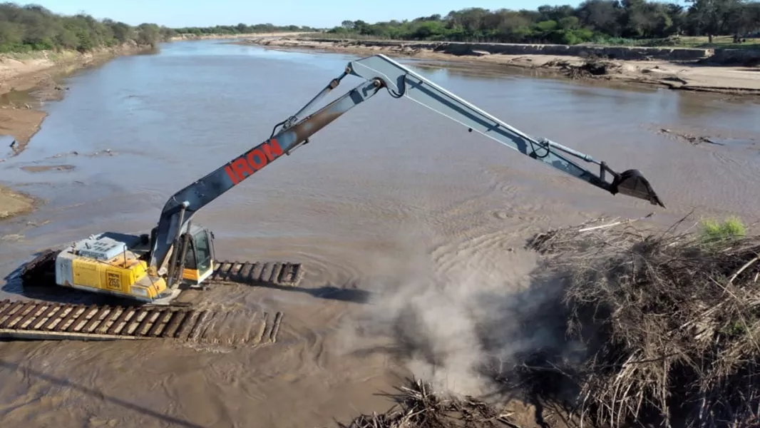 Recursos Hídricos continúa realizando tareas de defensa en el río Pilcomayo