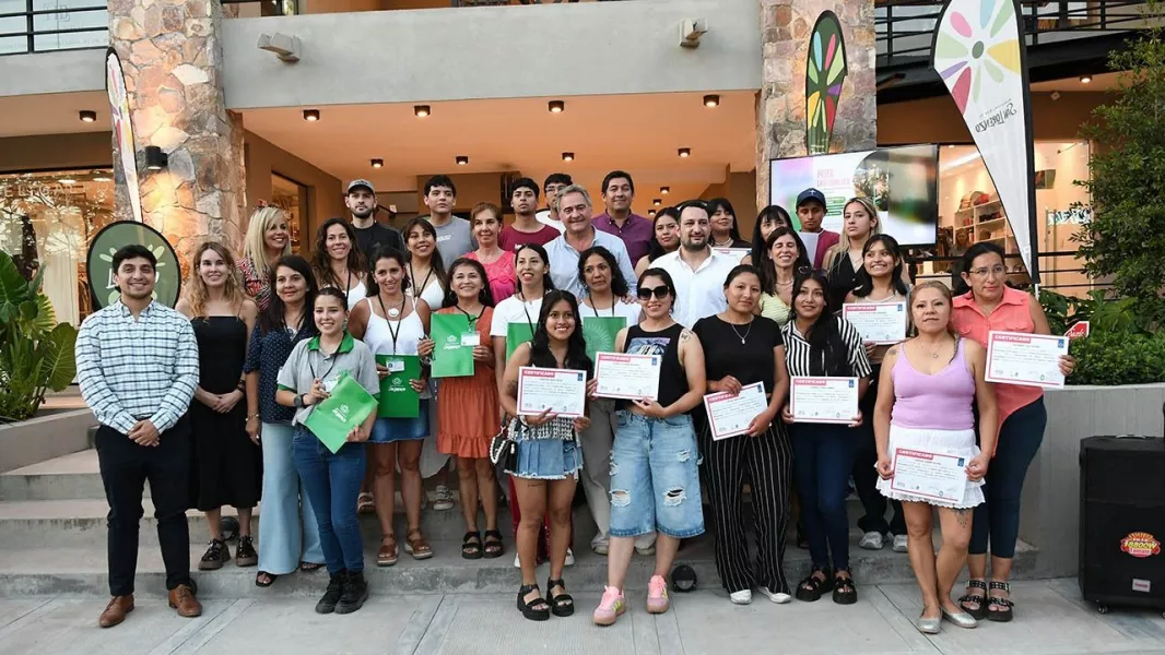 105429-calidad-laboral-20-saltenios-recibieron-sus-certificados-de-capacitacion-en-gastronomia